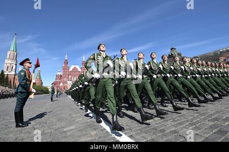 Moscou, Russie. Le 9 mai 2018. Passer la revue des troupes russes lors de la parade militaire sur la 73e Journée Victoire marquant la fin de la Seconde Guerre mondiale à la place Rouge Le 9 mai 2018 à Moscou, Russie. (Présidence russe par Planetpix Planetpix) : Crédit/Alamy Live News Banque D'Images