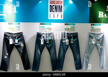 Dhaka, Bangladesh - 09 mai, 2018 : produits Denim met sur l'écran pendant le Bangladesh Expo au denim Bashundhara City Convention Internationale à Dhaka, au Bangladesh. Produits de 14 pays dont le Bangladesh, Brésil, Chine, Allemagne, Inde, Italie, Japon, Pakistan, Espagne, Turquie, Hong Kong, Singapour mis sur l'affichage. Banque D'Images