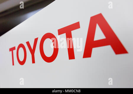 Une pancarte de Toyota Motor Corp. sur l'affichage lors d'une conférence de presse pour présenter les résultats financiers de la société pour l'exercice 2018 se terminant le 31 mars 2018, le 9 mai 2018, à Tokyo, Japon. Les ventes de véhicules Toyota ont déclaré 8 964 394, soit une baisse de 6 466 unités par rapport à l'exercice précédent. Les produits nets se sont jusqu'à 29,3795 billions de yens (env. US$ 270 milliards). Credit : Rodrigo Reyes Marin/AFLO/Alamy Live News Banque D'Images