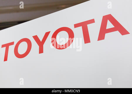 Une pancarte de Toyota Motor Corp. sur l'affichage lors d'une conférence de presse pour présenter les résultats financiers de la société pour l'exercice 2018 se terminant le 31 mars 2018, le 9 mai 2018, à Tokyo, Japon. Les ventes de véhicules Toyota ont déclaré 8 964 394, soit une baisse de 6 466 unités par rapport à l'exercice précédent. Les produits nets se sont jusqu'à 29,3795 billions de yens (env. US$ 270 milliards). Credit : Rodrigo Reyes Marin/AFLO/Alamy Live News Banque D'Images