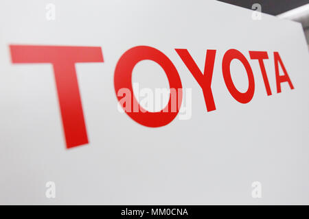 Une pancarte de Toyota Motor Corp. sur l'affichage lors d'une conférence de presse pour présenter les résultats financiers de la société pour l'exercice 2018 se terminant le 31 mars 2018, le 9 mai 2018, à Tokyo, Japon. Les ventes de véhicules Toyota ont déclaré 8 964 394, soit une baisse de 6 466 unités par rapport à l'exercice précédent. Les produits nets se sont jusqu'à 29,3795 billions de yens (env. US$ 270 milliards). Credit : Rodrigo Reyes Marin/AFLO/Alamy Live News Banque D'Images