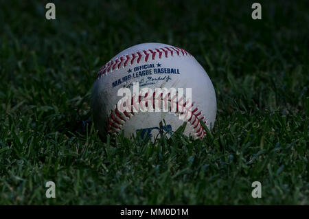 Milwaukee, WI, USA. 8 mai, 2018. La Major League Baseball est situé sur la pelouse avant le match de la Ligue Majeure de Baseball entre les Milwaukee Brewers et les Indians de Cleveland au Miller Park de Milwaukee, WI. John Fisher/CSM/Alamy Live News Banque D'Images