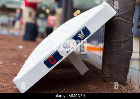 Milwaukee, WI, USA. 8 mai, 2018. L'une des bases est situé en face de la pirogue de la Ligue Majeure de Baseball avant le match entre les Milwaukee Brewers et les Indians de Cleveland au Miller Park de Milwaukee, WI. John Fisher/CSM/Alamy Live News Banque D'Images