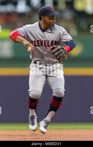 Milwaukee, WI, USA. 8 mai, 2018. Les Indians de Cleveland shortstop Francisco Lindor # 12 en action au cours de la partie de baseball de ligue majeure entre les Milwaukee Brewers et les Indians de Cleveland au Miller Park de Milwaukee, WI. John Fisher/CSM/Alamy Live News Banque D'Images