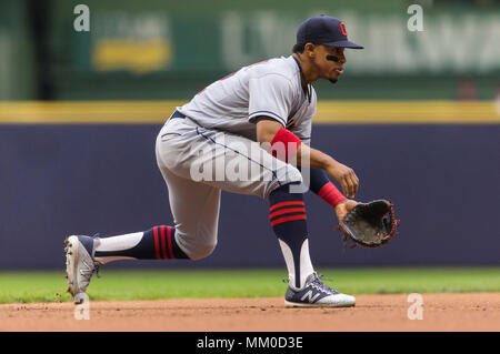 Milwaukee, WI, USA. 8 mai, 2018. Les Indians de Cleveland shortstop Francisco Lindor # 12 en action au cours de la partie de baseball de ligue majeure entre les Milwaukee Brewers et les Indians de Cleveland au Miller Park de Milwaukee, WI. John Fisher/CSM/Alamy Live News Banque D'Images