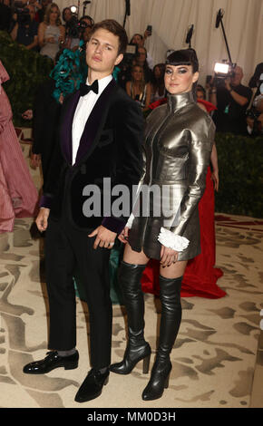 New York City, New York, USA. 7 mai, 2018. ANSEL ELGORT acteur et actrice SHAILENE WOODLEY assister au Costume Institute bénéfice célébrant l'ouverture des corps célestes : mode et l'Imagination catholique pièce tenue à au Metropolitan Museum of Art/Kaszerman Crédit : Nancy Fil ZUMA/Alamy Live News Banque D'Images