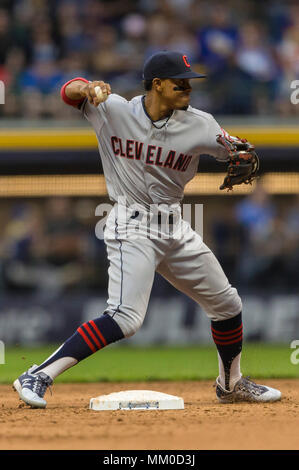 Milwaukee, WI, USA. 8 mai, 2018. Les Indians de Cleveland shortstop Francisco Lindor # 12 en action au cours de la partie de baseball de ligue majeure entre les Milwaukee Brewers et les Indians de Cleveland au Miller Park de Milwaukee, WI. John Fisher/CSM/Alamy Live News Banque D'Images