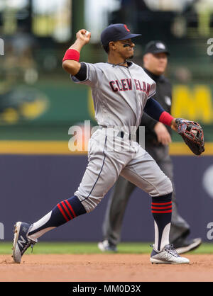 Milwaukee, WI, USA. 8 mai, 2018. Les Indians de Cleveland shortstop Francisco Lindor # 12 en action au cours de la partie de baseball de ligue majeure entre les Milwaukee Brewers et les Indians de Cleveland au Miller Park de Milwaukee, WI. John Fisher/CSM/Alamy Live News Banque D'Images