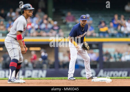 Milwaukee, WI, USA. 8 mai, 2018. L'arrêt-court des Milwaukee Brewers Nick Franklin # 2 contrôles le coureur pendant la partie de baseball de ligue majeure entre les Milwaukee Brewers et les Indians de Cleveland au Miller Park de Milwaukee, WI. John Fisher/CSM/Alamy Live News Banque D'Images