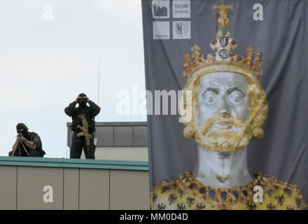 09 mai 2018, l'Allemagne, Aix-la-Chapelle : les tireurs debout sur un immeuble près de la cathédrale. Le président français Macron reçoit le prix d'un puissant Karls vision d'une nouvelle Europe. Photo : Ina Fassbender/dpa Banque D'Images