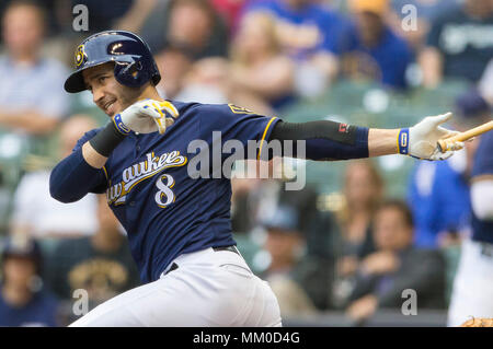 Milwaukee, WI, USA. 8 mai, 2018. Le voltigeur des Milwaukee Brewers Ryan Braun # 8 en action au cours de la partie de baseball de ligue majeure entre les Milwaukee Brewers et les Indians de Cleveland au Miller Park de Milwaukee, WI. John Fisher/CSM/Alamy Live News Banque D'Images