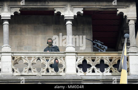 09 mai 2018, l'Allemagne, Aix-la-Chapelle : les tireurs debout sur la cathédrale. Le président français Macron reçoit le prix d'un puissant Karls vision d'une nouvelle Europe. Photo : Ina Fassbender/dpa Banque D'Images