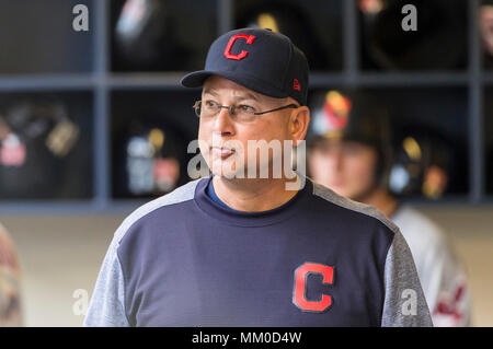 Milwaukee, WI, USA. 8 mai, 2018. Les Indians de Cleveland manager Terry Francona # 77 avant le match de la Ligue Majeure de Baseball entre les Milwaukee Brewers et les Indians de Cleveland au Miller Park de Milwaukee, WI. John Fisher/CSM/Alamy Live News Banque D'Images