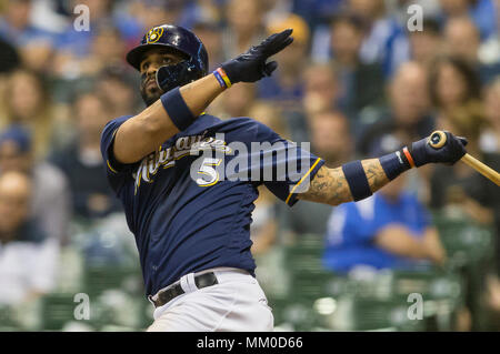 Milwaukee, WI, USA. 8 mai, 2018. Le deuxième but des Milwaukee Brewers Jonathan Villar # 5 en action au cours de la partie de baseball de ligue majeure entre les Milwaukee Brewers et les Indians de Cleveland au Miller Park de Milwaukee, WI. John Fisher/CSM/Alamy Live News Banque D'Images