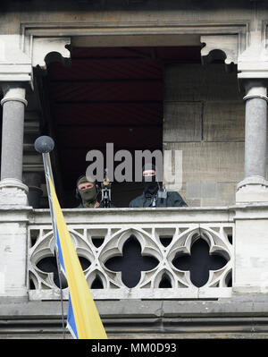 09 mai 2018, l'Allemagne, Aix-la-Chapelle : les tireurs debout sur la cathédrale. Le président français Macron reçoit le prix d'un puissant Karls vision d'une nouvelle Europe. Photo : Ina Fassbender/dpa Banque D'Images