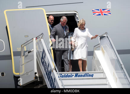 Athènes, Grèce. 09 mai, 2018. Le Prince Charles, prince de Galles et de Camilla, Duchesse de Cornouailles arrivent à l'aéroport d'Athènes Eleftherios Venizelos, Grèce, le 09 mai 2018, pour une visite officielle de trois jours. ©Elias Verdi/Alamy Live News Banque D'Images