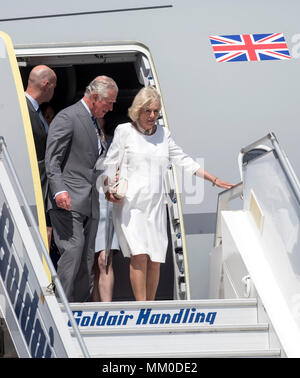 Athènes, Grèce. 09 mai, 2018. Le Prince Charles, prince de Galles et de Camilla, Duchesse de Cornouailles arrivent à l'aéroport d'Athènes Eleftherios Venizelos, Grèce, le 09 mai 2018, pour une visite officielle de trois jours. ©Elias Verdi/Alamy Live News Banque D'Images