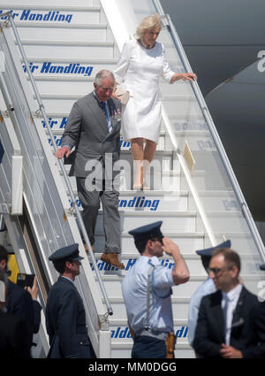Athènes, Grèce. 09 mai, 2018. Le Prince Charles, prince de Galles et de Camilla, Duchesse de Cornouailles arrivent à l'aéroport d'Athènes Eleftherios Venizelos, Grèce, le 09 mai 2018, pour une visite officielle de trois jours. ©Elias Verdi/Alamy Live News Banque D'Images