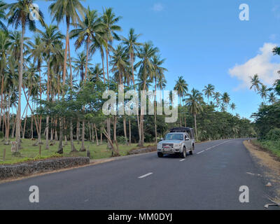 Suva, Fidji. Apr 29, 2018. Un véhicule fonctionne sur Nabouwalu Raula en route, les Fidji, le 29 avril 2018. Grâce à la construction et l'avancée par une société chinoise, le Nabouwalu road, une fois la poussière pendant la saison sèche et s'enliser dans la saison des pluies, est maintenant devenu un hôtel moderne et de haute qualité l'autoroute. Credit : Zhang Yongxing/Xinhua/Alamy Live News Banque D'Images