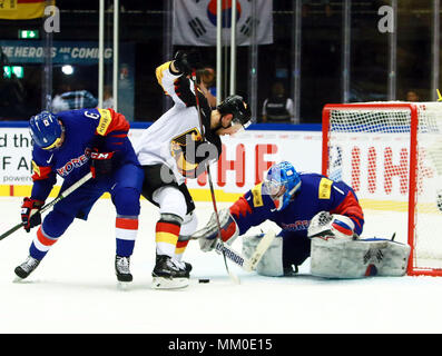 9 mai 2018 - Herning, Danemark - de gauche Wonjun KIM (KOR), Patrick HAGER (GER), Matt DALTON (KOR), .le 09 mai 2018, Championnat du Monde de Hockey sur glace 2018, l'Allemagne contre la Corée, Jyske Bank Boxen, Herning, Danemark, (Crédit Image : © Wolfgang Fehrmann via Zuma sur le fil) Banque D'Images