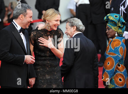 Cannes, France. Le 08 mai, 2018. 08.05.2018, France, Cannes : membres du jury Denis Villeneuve (l-r), le président du jury Cate Blanchett, Robert Guediguian et Khadja Nin assister à l'examen préalable - AUCUN SERVICE DE FIL- Crédit : Stefanie Rex/dpa-Zentralbild/dpa/Alamy Live News Banque D'Images