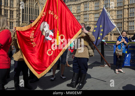 London, UK 9 Mai 2018 : les russes et russophones de autour de la Fédération de Russie et l'ex-Union soviétique (tels que les pays baltes) et de toutes les générations, de célébrer le Jour de la Victoire, la commémoration annuelle le souvenir du sacrifice des héros de l'Armée rouge qui a vaincu le fascisme PENDANT LA SECONDE GUERRE MONDIALE - marche dans le coeur du gouvernement britannique à Whitehall, la place du Parlement et se terminant à l'extérieur du Parlement lui-même. (Photo de Richard Baker / Alamy Live News) Banque D'Images