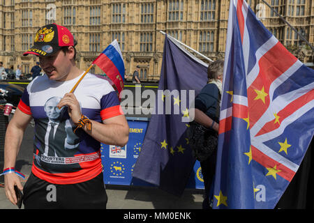 London, UK 9 Mai 2018 : les russes et russophones de autour de la Fédération de Russie et l'ex-Union soviétique (tels que les pays baltes) et de toutes les générations, de célébrer le Jour de la Victoire, la commémoration annuelle le souvenir du sacrifice des héros de l'Armée rouge qui a vaincu le fascisme PENDANT LA SECONDE GUERRE MONDIALE - marche dans le coeur du gouvernement britannique à Whitehall, la place du Parlement et se terminant à l'extérieur du Parlement lui-même. (Photo de Richard Baker / Alamy Live News) Banque D'Images