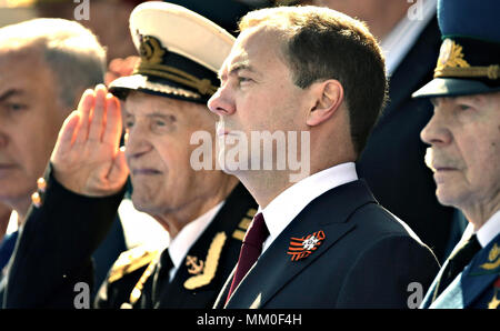 Le Premier ministre russe Dmitri Medvedev au cours de la fête de la Victoire parade marquant le 73e anniversaire de la fin de la Seconde Guerre mondiale à la place Rouge Le 9 mai 2018 à Moscou, Russie. Présidence russe Planetpix (via) Banque D'Images