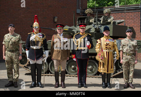 Hyde Park Barracks, Londres, Royaume-Uni. 9 mai, 2018. Derrière-le-scènes "Un jour dans la vie de la Household Cavalry régiment monté'. Le Prince Harry a rejoint les bleus et Royals en avril 2006 et a été membre de la Household Cavalry Regiment, de l'entreprise deux tours de l'Afghanistan et la hausse au rang de capitaine. Photo : membres de la Household Cavalry participera à la Mariage Royal que de voyager et d'Escorte Parti escalier. Credit : Malcolm Park/Alamy Live News. Banque D'Images