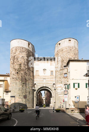 La Porta San Gervasio dans les murs de la ville de Lucca, Toscane, Italie, Europe Banque D'Images