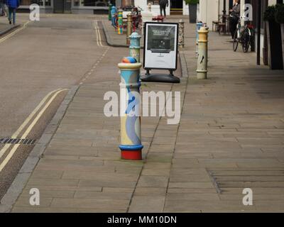 Les bollards peint à Winchester, Hampshire, UK2 Banque D'Images