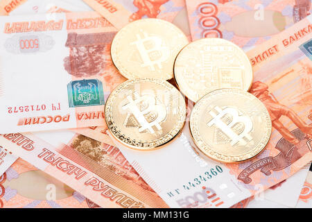 Bitcoin monnaie contre l'arrière-plan de roubles Banque D'Images