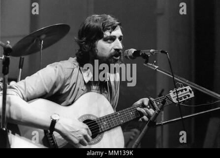 L'auteur-compositeur Francesco Guccini en concert, Milan (Italie) 1975 Banque D'Images