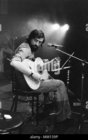 L'auteur-compositeur Francesco Guccini en concert, Milan (Italie) 1975 Banque D'Images