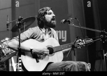 L'auteur-compositeur Francesco Guccini en concert, Milan (Italie) 1975 Banque D'Images