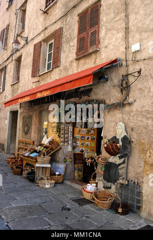 Un magasin de vins de Corse à Ile Rousse, une petite ville située le long de la côte à partir de la côte de la Balagne Calvi sur l'île de Corse au large de la côte sud de Fran Banque D'Images