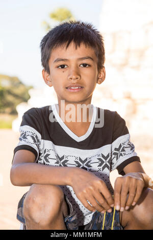 Bagan, Myanmar, 29 Décembre 2017 : beau garçon sourit et la caméra regarde fièrement à Bagan, Myanmar Banque D'Images