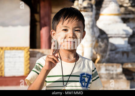 Bagan, Myanmar, 29 Décembre 2017 : beau garçon avec Tanaka dans le visage rend la victoire à Bagan, Myanmar Banque D'Images