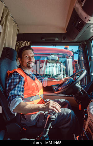 Chauffeur de camion camion ou assis dans la cabine de son véhicule Banque D'Images