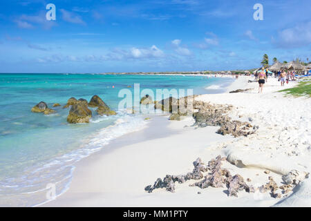 Manchebo Beach, Aruba, mer des Caraïbes en janvier 2018 : les touristes vous détendre sous les parasols ou prendre un bain dans les eaux turquoise. Banque D'Images