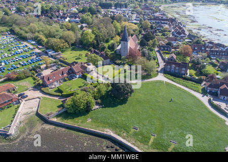 Vues aériennes de bosham et l'anglo-saxonne l'église Holy Trinity à Chichester Harbour area de West Sussex Banque D'Images