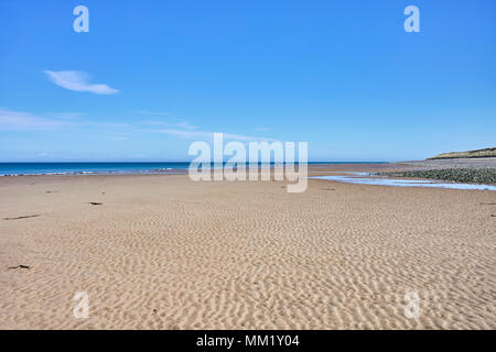 Ciel bleu et sable sur le bord ondulé très point nord de l'île de Man, près de l'église à Jurby Banque D'Images