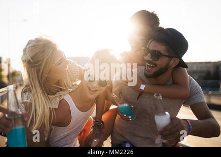 Groupe de jeunes amis de s'amuser ensemble Banque D'Images
