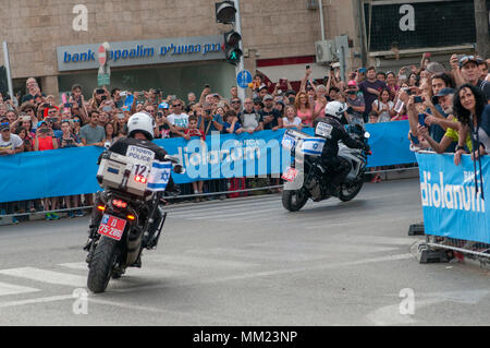 Des policiers israéliens sur des motos ouvrir la voie à un événement sportif Banque D'Images