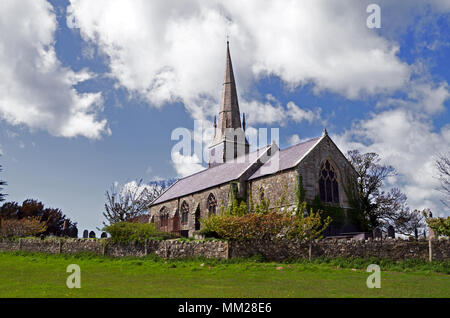 L'église St Edwen, dans Llanedwen, Anglesey, Pays de Galles est un 19e siècle église paroissiale située près du détroit de Menai. Il est construit à partir de la pierre meulière rouge locale. Banque D'Images