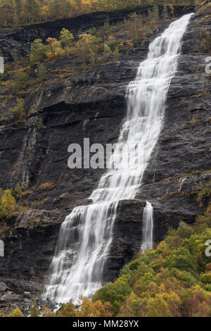 Vassbakken Cascade dans le lustre, Sogn og Fjordane, en Norvège. Banque D'Images