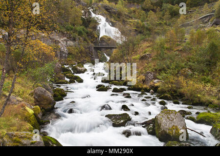 Briksdalselva Kleivafossen la rivière et la Cascade en arrière-plan, le Parc National de Jostedalsbreen, Sogn og Fjordane, en Norvège. Banque D'Images