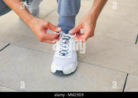 Le laçage des chaussures de course homme avant d'entraînement. Close up. Concept de remise en forme et d'un style de vie sain Banque D'Images