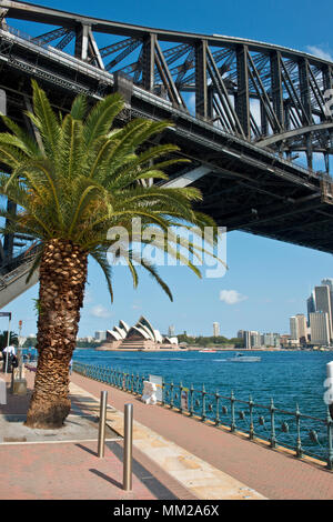 Vue vers l'est sous le pont du port de Sydney en direction de l'Opéra Banque D'Images