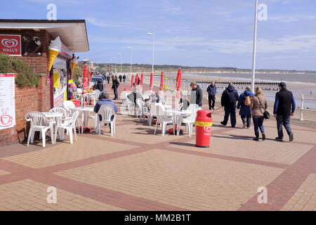 Bridlington, Yorkshire, UK. Le 29 avril 2018. Les vacanciers de manger en plein air et de marche de la promenade de la North Bay à Bridlington dans Yorkshire du Nord Banque D'Images